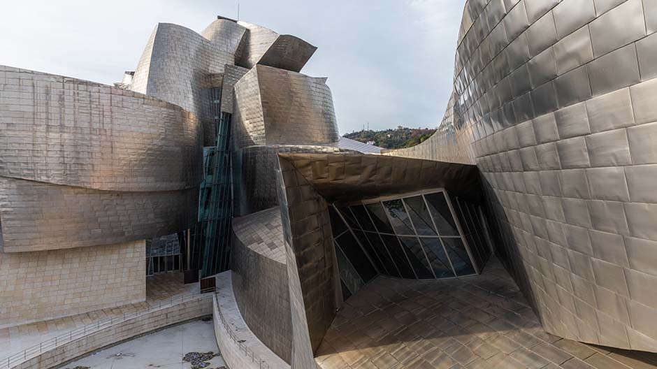 Futuristul muzeu Guggenheim, străduțe înguste, fler portuar tradițional: Bilbao te cucerește cu o varietate șarmantă de stiluri constructive.