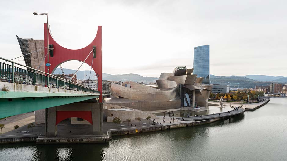 Futuristisches Guggenheim Museum, enge Gassen, traditionelles Hafen-Flair: Bilbao besticht mit einem charmanten Mix an Baustilen.