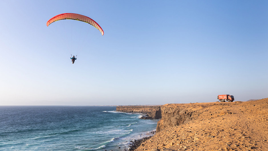 … Paragliden über der Küste.