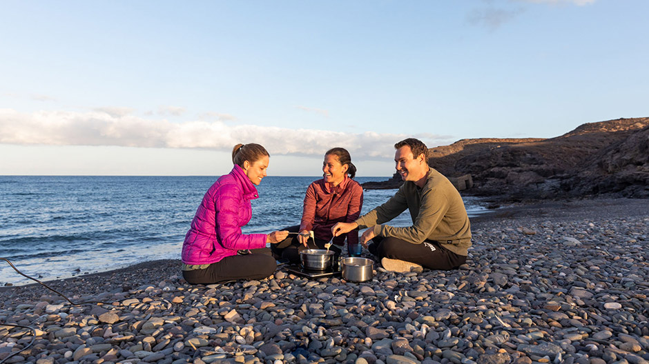 Et passende farvel: parret Kammermann og Andreas søster spiser ostefondue på stranden.