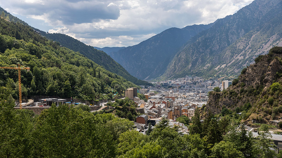 La 1.023 de metri, Andorra la Vella este capitala la cea mai mare altitudine din Europa.