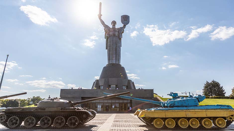 Monumentalt: moderlandets staty i mitten av Nationalmuseet för Ukrainas historia under andra världskriget.
