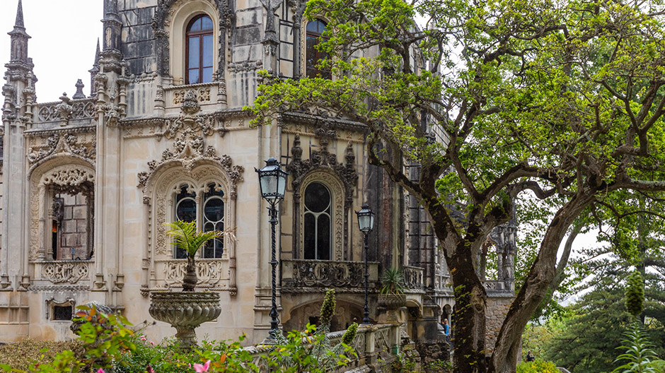 Verwunschenes Gemäuer: Der Palast Quinta da Regaleira in Sintra lockt mit allerhand Geheimnisvollem.