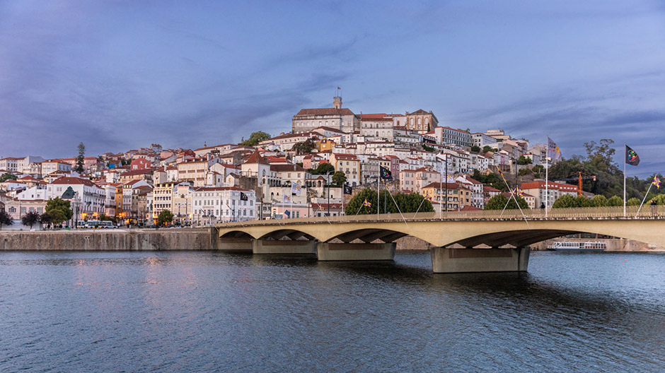 Svarta dräkter vid universitetet i Coimbra – och väderkvarnar i kuperade områden.