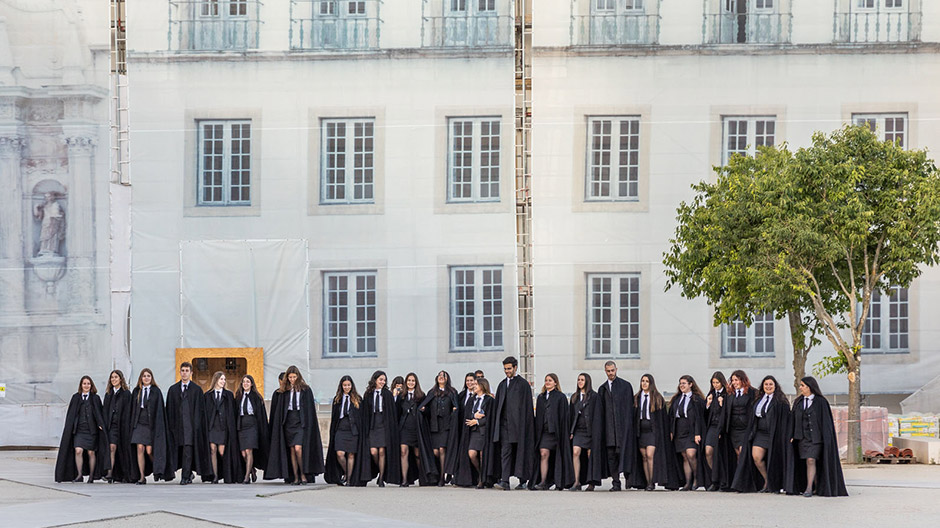 Coimbra Üniversitesi'ndeki siyah pelerinler ve tepelik iç bölgelerdeki yel değirmenleri.