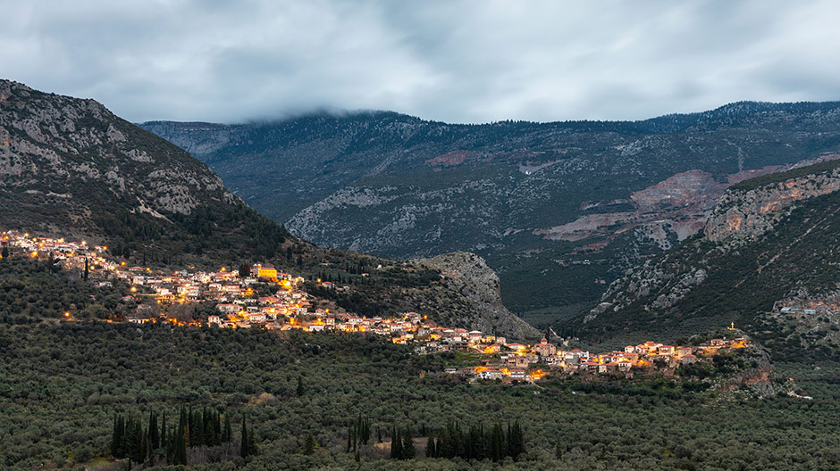 Over besneeuwde passen en door nauwe dorpsstraatjes richting werelderfgoed: niet alleen de Meteora-kloosters zijn fascinerend, maar ook de weg ernaartoe.