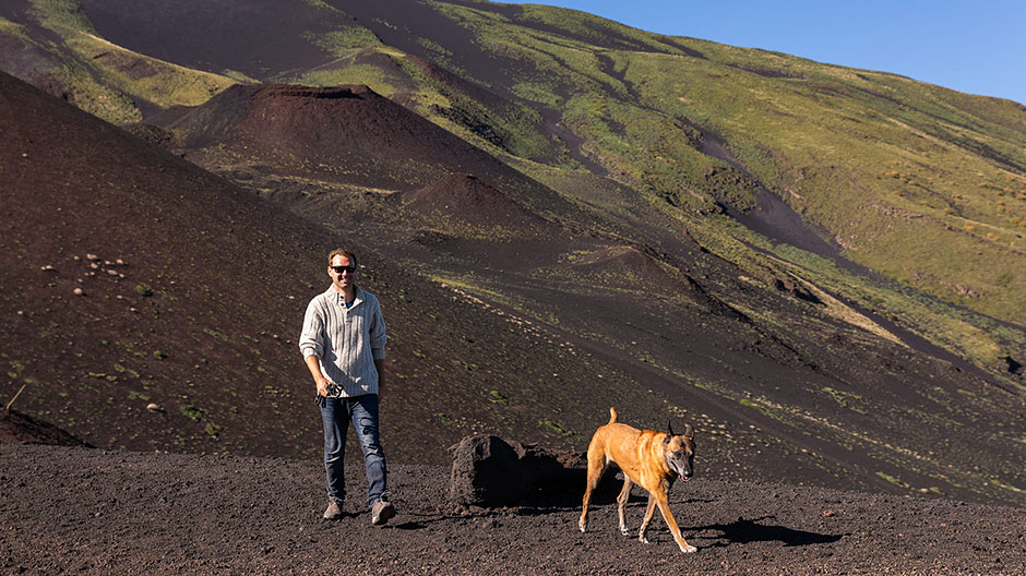 Dos pasos hacia adelante, uno hacia atrás. Y Aimée necesita «zapatos»: Viaje de expedición por las laderas del Etna.