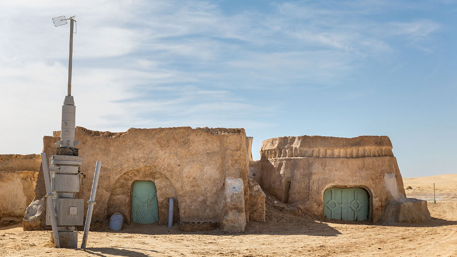 Nicht nur für «Star Wars»-Fans: Die Siedlung Mos Espa mit der «Antenne» wurde als Kulisse errichtet. Dagegen ist das Ensemble Ksar Ouled Soltane, das Hollywood auf einen fernen Planeten «verlegte», eine historische Stätte.