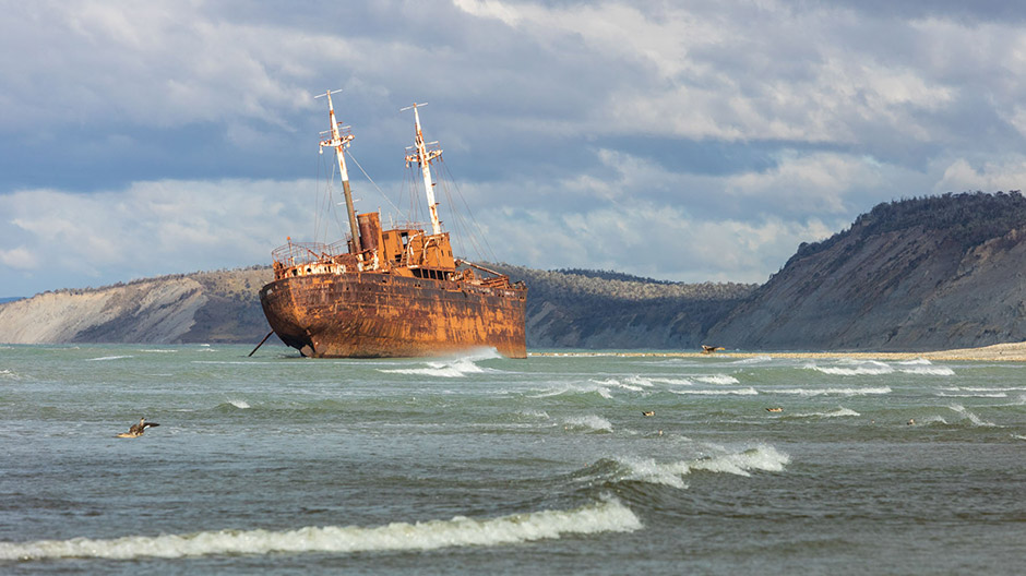 El «Desdémona» quedó varado en una playa de Tierra de Fuego tras una emergencia marítima. Así, el capitán salvó la vida de su tripulación.
