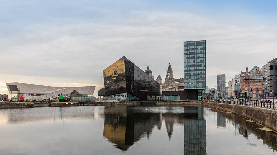 L’alliance de l’élégance britannique et de l’hypermoderne – sur le Queens Dock de Liverpool.