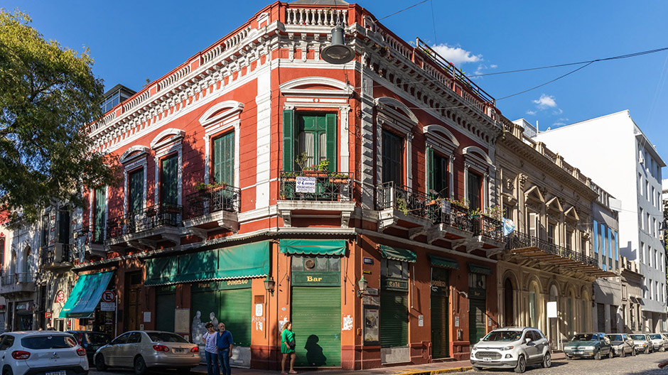 Ondanks de economische problemen van Argentinië is Buenos Aires op veel plaatsen kleurrijk in de beste zin van het woord - en op straat wordt daadwerkelijk de tango gedanst.
