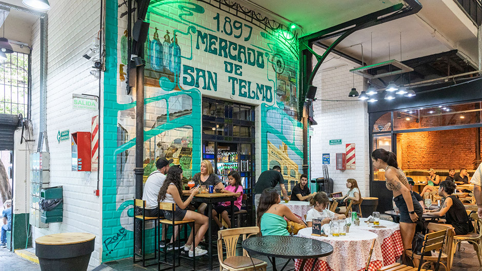 În ciuda problemelor economice ale Argentinei, Buenos Aires pare a fi în multe locuri colorat în cel mai bun sens al cuvântului – iar pe străzi chiar se dansează tango.