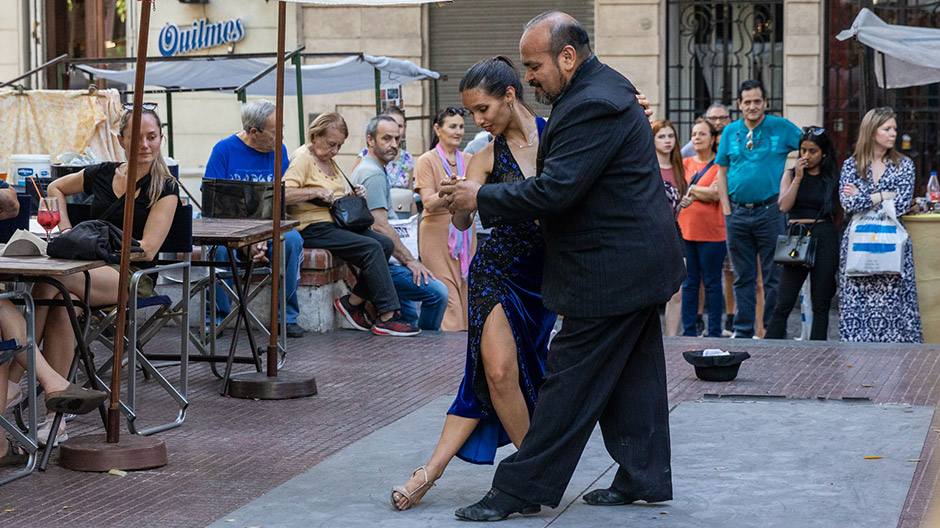 A pesar de los problemas económicos de Argentina, Buenos Aires está llena de colorido en muchos lugares. Y en sus calles se baila el tango de verdad.