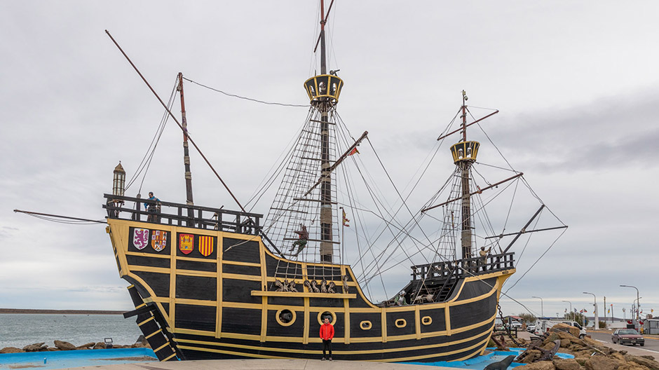 Kleiner dan verwacht, hoger dan gebruikelijk: de originele replica van een boot uit de vloot van Magellan – en de zeestraat voor de Argentiniës Atlantische kust.