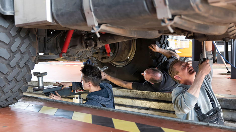 Les techniciens du centre de véhicules utilitaires de Mannheim sont disponibles chaque jour de l’année et à toute heure – Mike et Andrea en ont profité pour faire réviser leur Axor d’expédition.