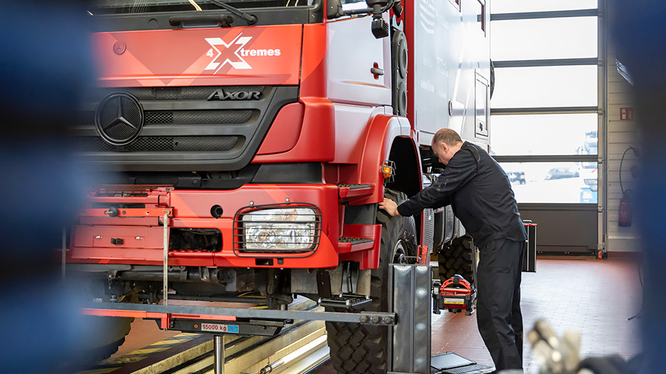 The professionals at the commercial vehicles centre in Mannheim are ready for action around the clock. Andrea and Mike were able to take advantage of this as their expedition Axor was serviced by the experts.