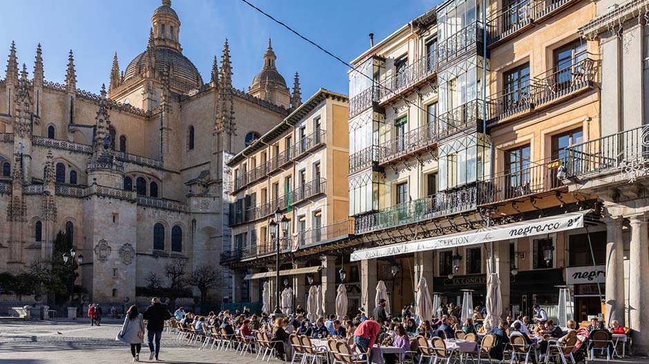 Contraste în inima Spaniei: agitație în Segovia, pace și liniște la lacul de acumulare.