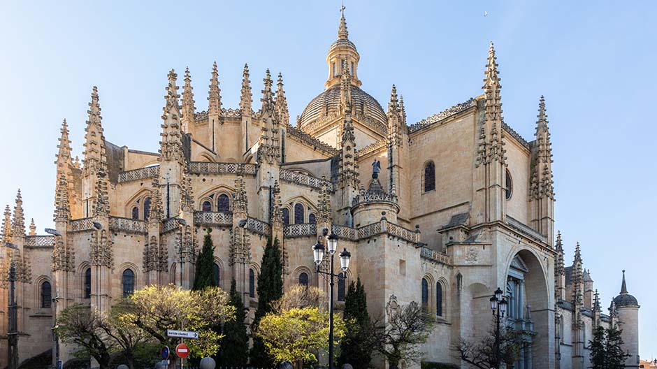 Contrasti nel cuore della Spagna: il brulichio di Segovia e la quiete del lago artificiale.