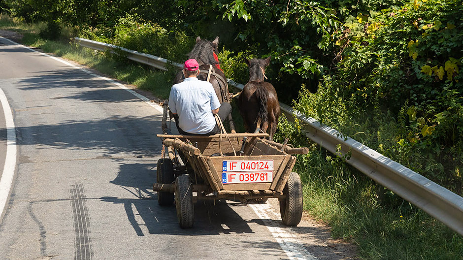 Un tuffo nel passato: sulle strade della Romania è normale vedere carri trainati da cavalli.