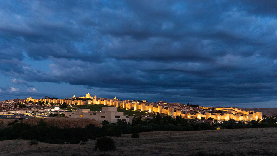 ... veya gece: Ávila'nın 500 yılı aşkın yaştaki şehir surları büyüleyici bir yapı. 
