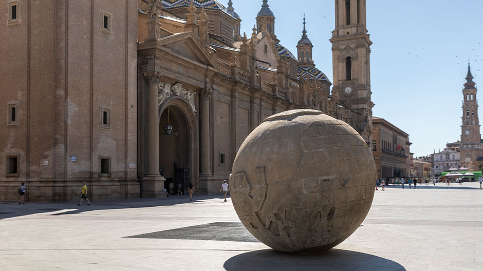 Zaragoza's stadsbeeld valt op door een spannende mix van oud en nieuw. 