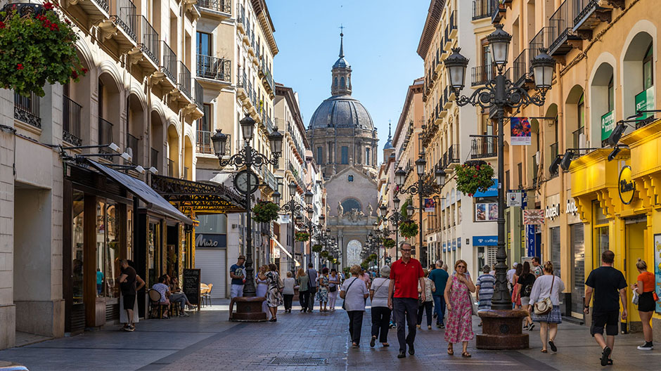 Zaragoza's stadsbeeld valt op door een spannende mix van oud en nieuw. 