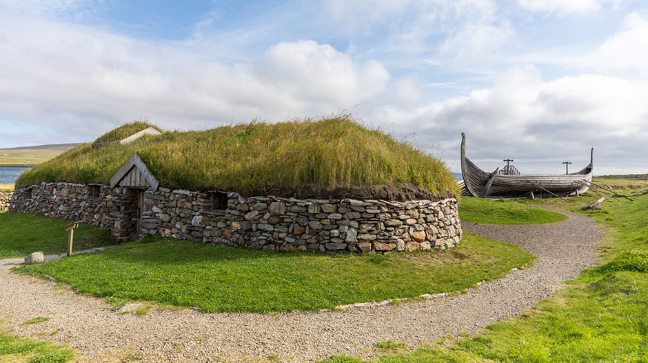 Selv efter 700 år kan der overalt findes spor efter vikingerne på Unst.