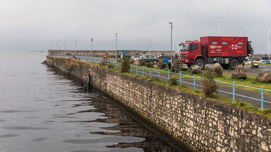 Členité pobřeží Atlantiku v Severním Irsku s Giant's Causeway – nejlépe se tam dostanete po téměř 200 km dlouhé pobřežní silnici Causeway Coastal Route.