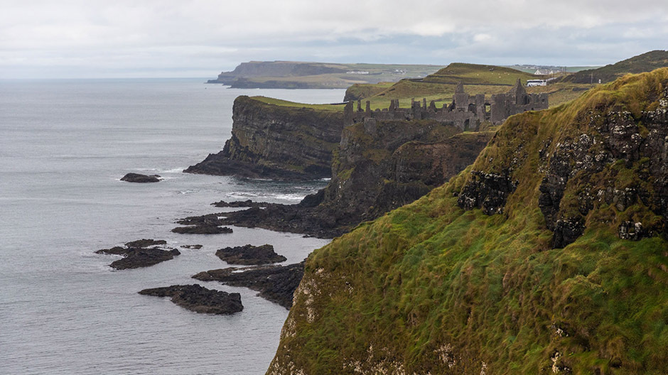 Nordirlands klippiga atlantkust med Giant's Causeway - man reser bäst längs denna via den knappt 200 kilometer långa Causeway Coastal-rutten.