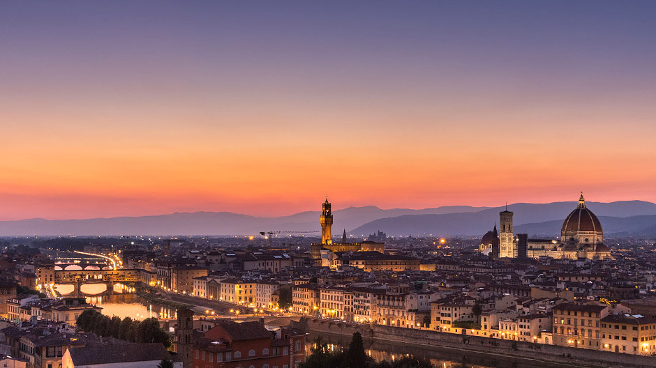 Zarówno z lotu ptaka, jak i z bliska Florencja prezentuje się jako fascynujące miasto. 