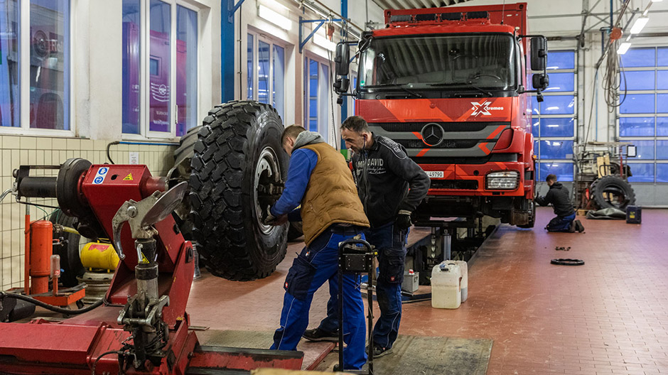 Visite du nouveau Daimler Truck Campus avant que l’Axor ne reçoive de nouveaux pneus. 