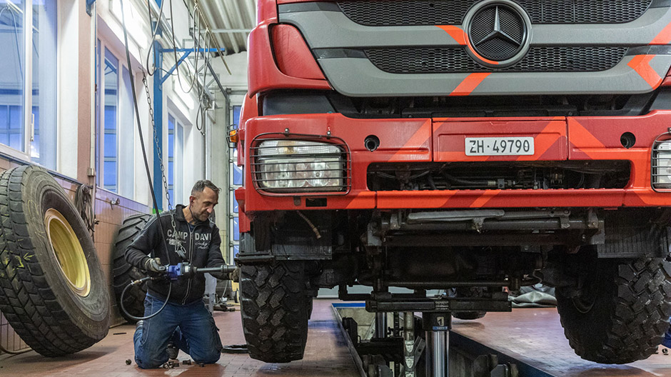 Axor'a yeni lastikler takılmadan önce yeni Daimler Truck Campus'e bir ziyaret.