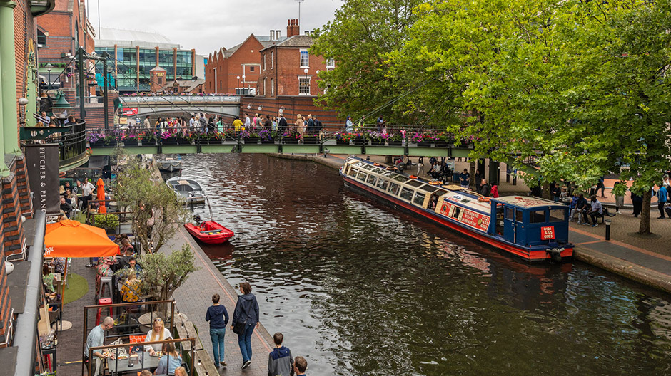 Birmingham impresiona con su salvaje mezcla de estilos arquitectónicos y con más kilómetros de canales que Venecia.