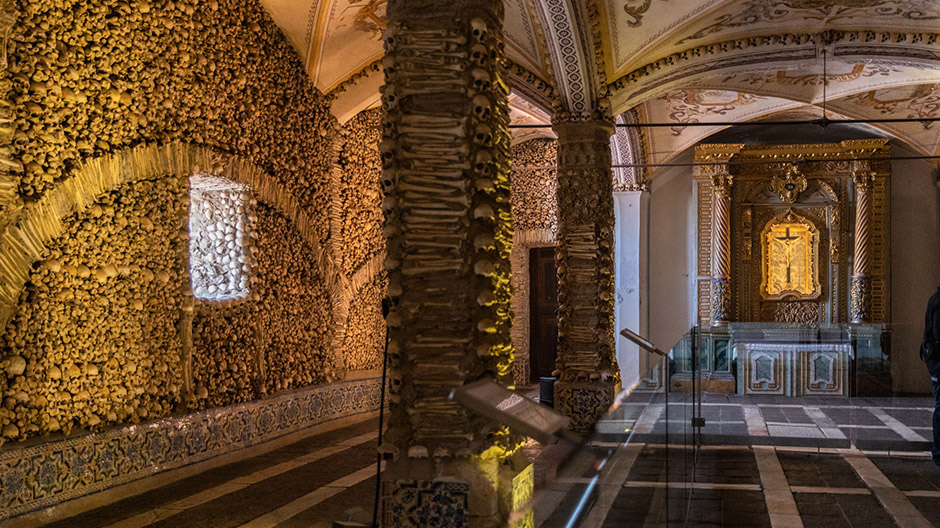 … geht es nach Évora im Alentejo mit seiner schaurig-faszinierenden Knochenkapelle.