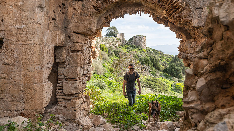 Παλιά τείχη, ολοστρόγγυλοι κόλποι: Η χερσόνησος της Πελοποννήσου δεν είναι μόνο μεγάλη, είναι και πολύπλευρη.