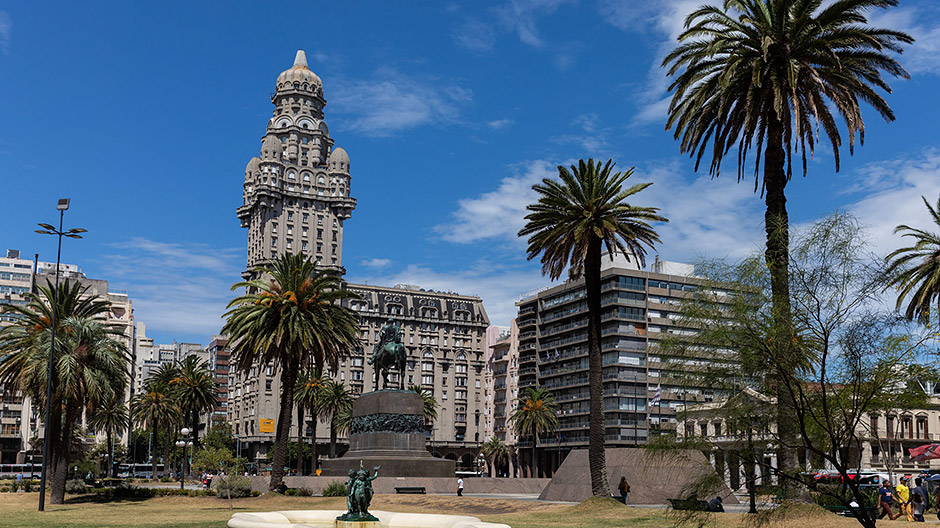 Wrażenia z Montevideo: dopóki ich Axor nie dotrze do Urugwaju, Andrea i Mike „muszą” zwiedzać stolicę – Montevideo.