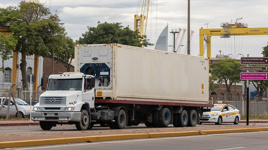 Trucking in Südamerika: Auch auf den Straßen von Uruguay gehören Lkw mit dem Stern einfach dazu.