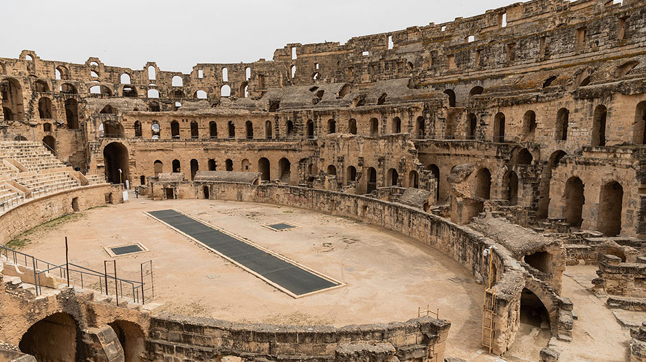 Lugar para 35.000 espectadores e 1.800 anos de idade: o anfiteatro de El Djem.