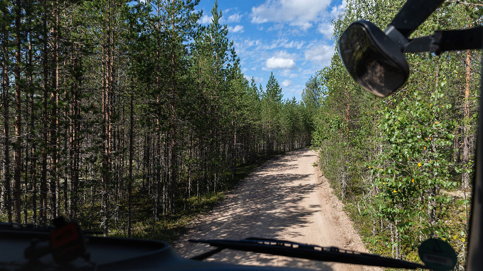 Bremsbeläge-Check mit Hindernissen: Beim Lösen der Schrauben brach die Ratsche entzwei – die herrliche finnische Landschaft konnten Andrea und Mike trotzdem in vollen Zügen genießen.