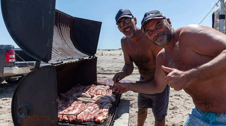 Te gast bij oude vrienden – aan de Atlantische Oceaan genieten Andrea en Mike van een echte Argentijnse asado, een barbecue die deze naam verdiend heeft.