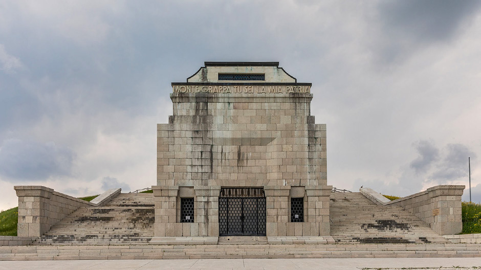 Pystytetty 1930-luvulla fasistihallituksen toimeksiannosta: muistomerkille on haudattu lähes 23 000 ensimmäisessä maailmansodassa kaatuneen sotilaan maalliset jäännökset.