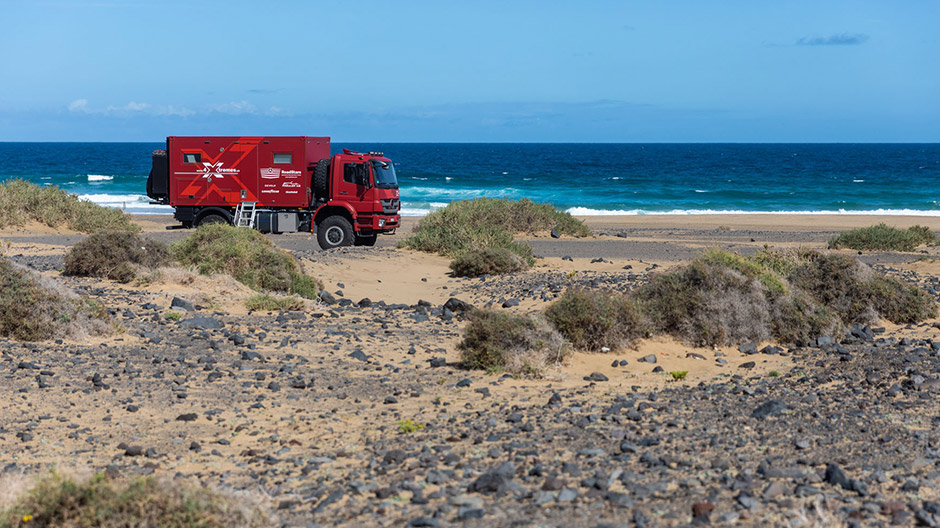Höga vågor, blanka klippor och hus som i Tunisien: Intryck av Fuerteventura.