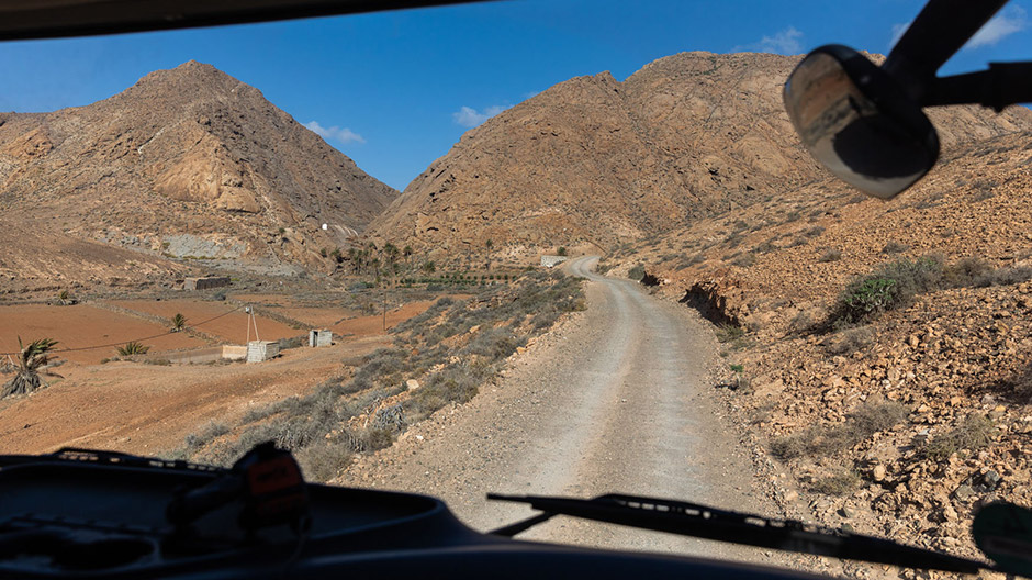 Onde alte, rocce lucide e case come in Tunisia: le impressioni di Fuerteventura.