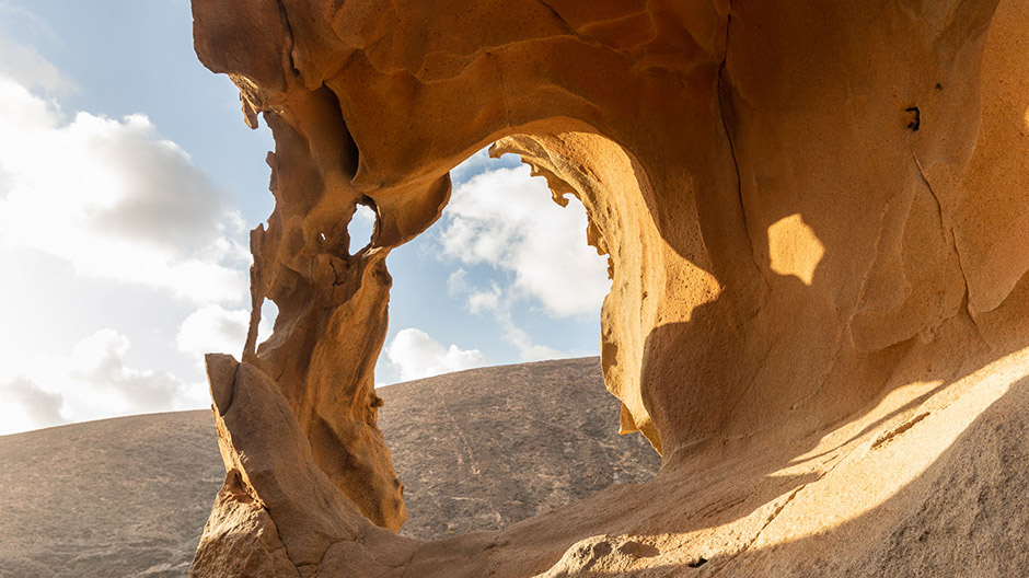 Des vagues hautes, des rochers nus et des maisons comme en Tunisie : impressions de Fuerteventura.