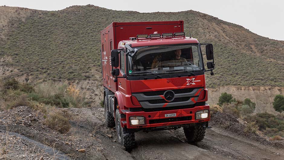 Lasă asfaltul în urmă! În Andaluzia, cuplul Kammermann și-a putut pune încă o dată camionul Axor la treabă.