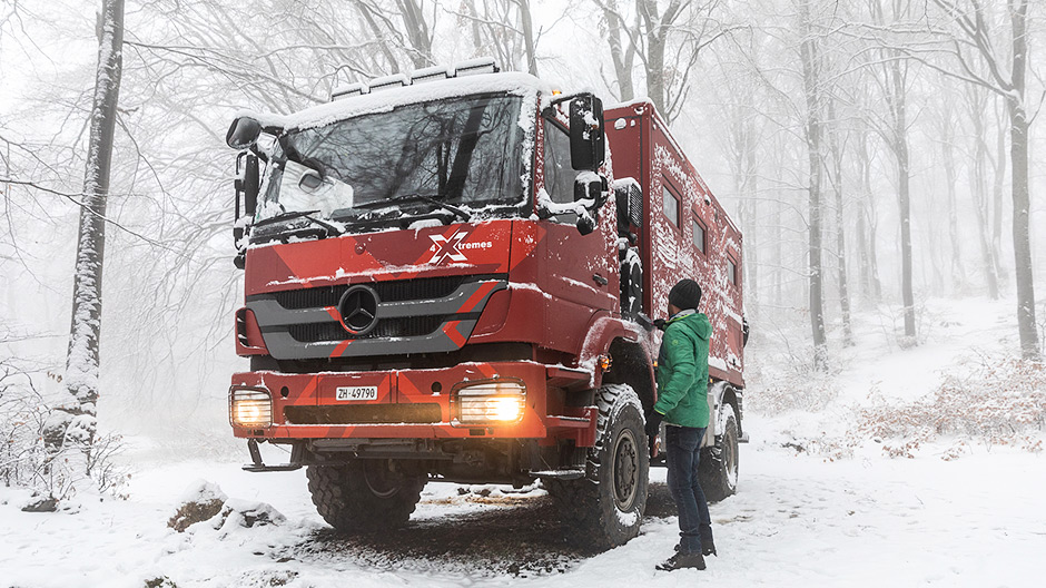 În sfârșit zăpadă! Splendoarea albă nu-i poate dăuna camionului Axor – iar cățeaua Aimée zburdă fără opreliști prin zăpadă.