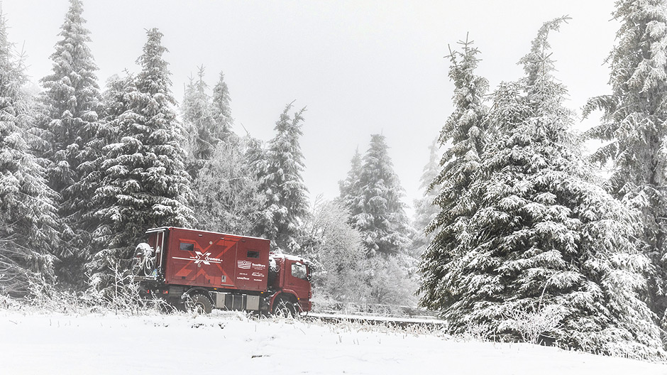 În sfârșit zăpadă! Splendoarea albă nu-i poate dăuna camionului Axor – iar cățeaua Aimée zburdă fără opreliști prin zăpadă.