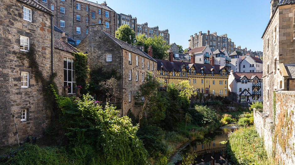 Edinburgh imponerar med sin gamla stad och utsikten mot slottet, …