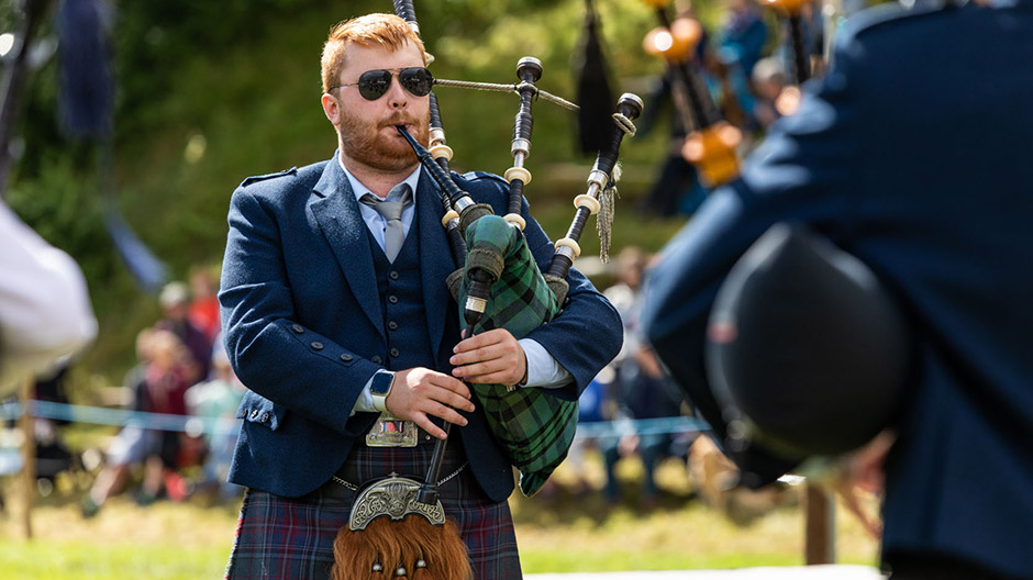 Highland Games imponerer med sine discipliner, f.eks. sækkepibemusik …