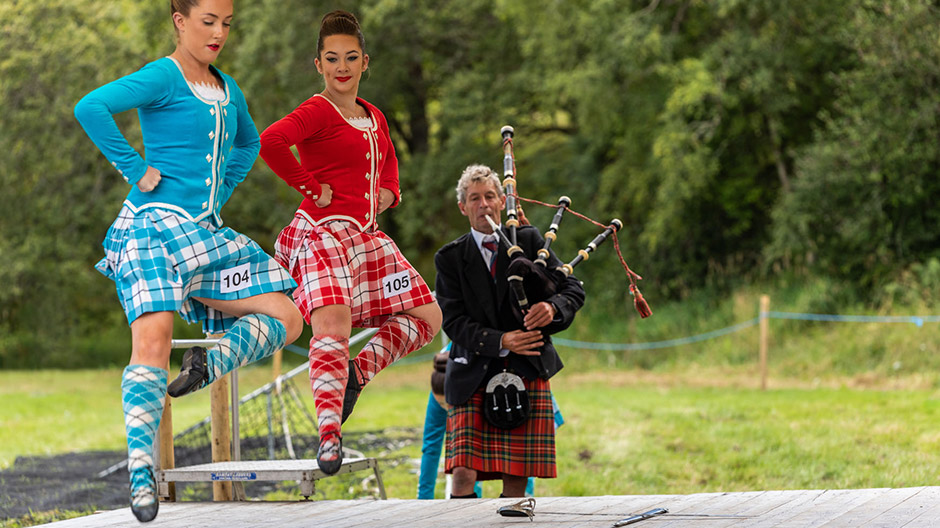 … dans scoțian în costum tradițional cadrilat …